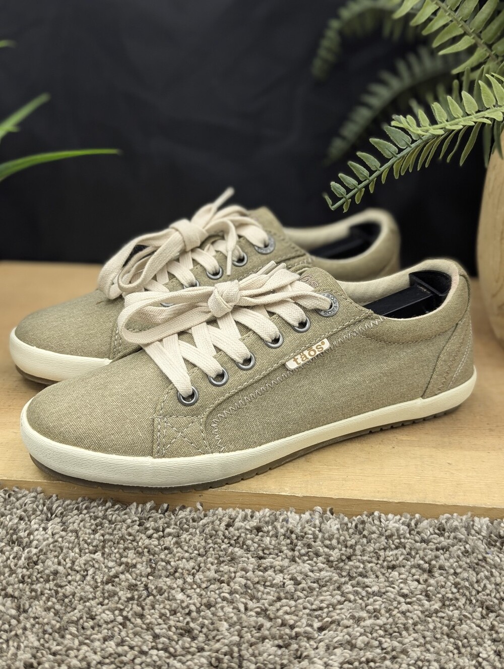 TAOS Star Sneaker Women's Size 6 Casual Walking Work Shoes